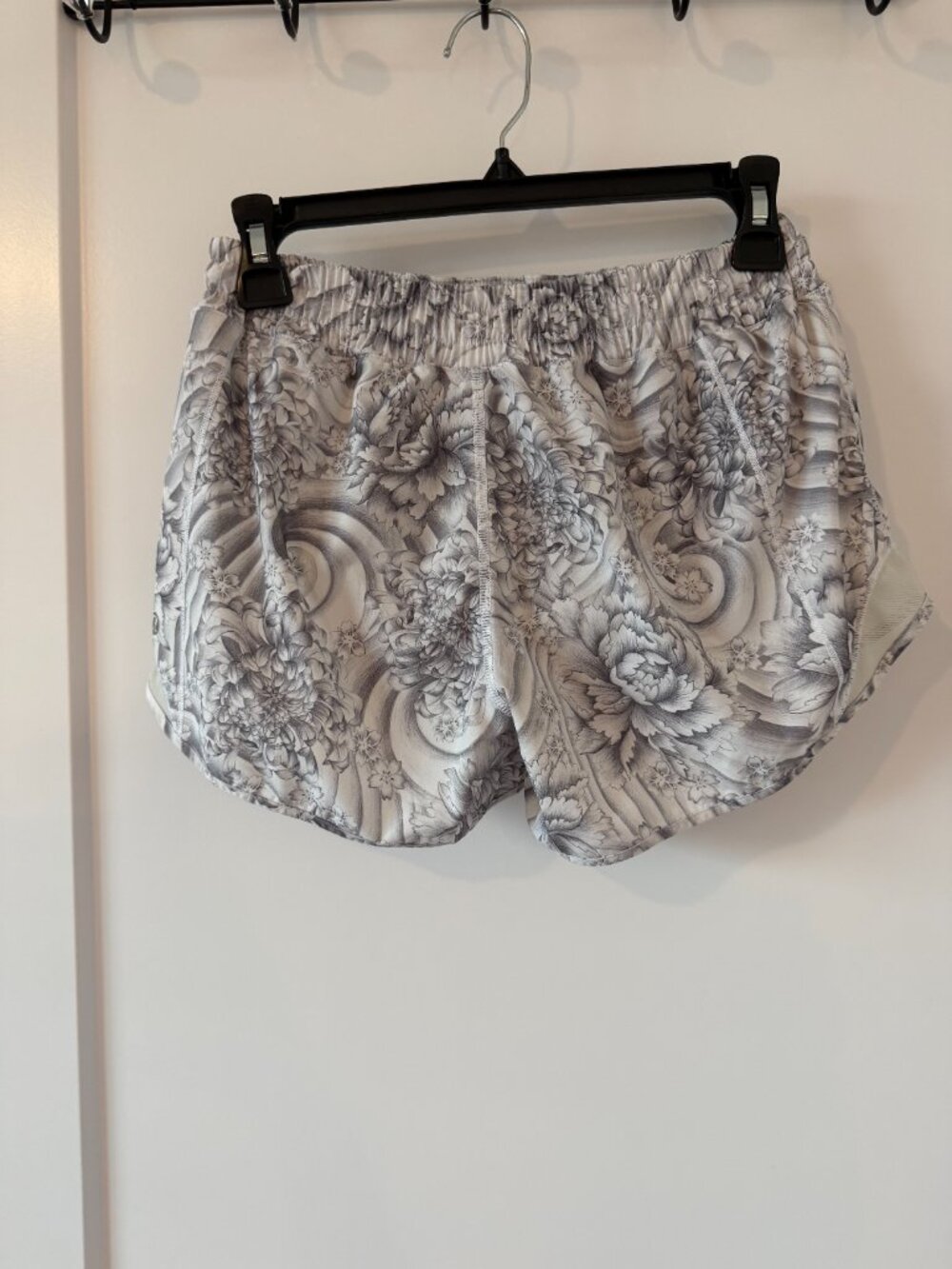 Lululemon Hotty Hot Short II - Picture 2 of 5
